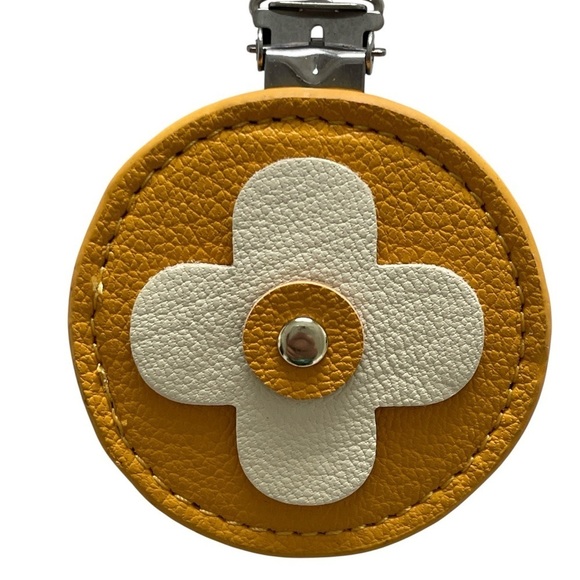 Yellow and Cream Flower Hat Clip Keychain - Picture 3 of 7